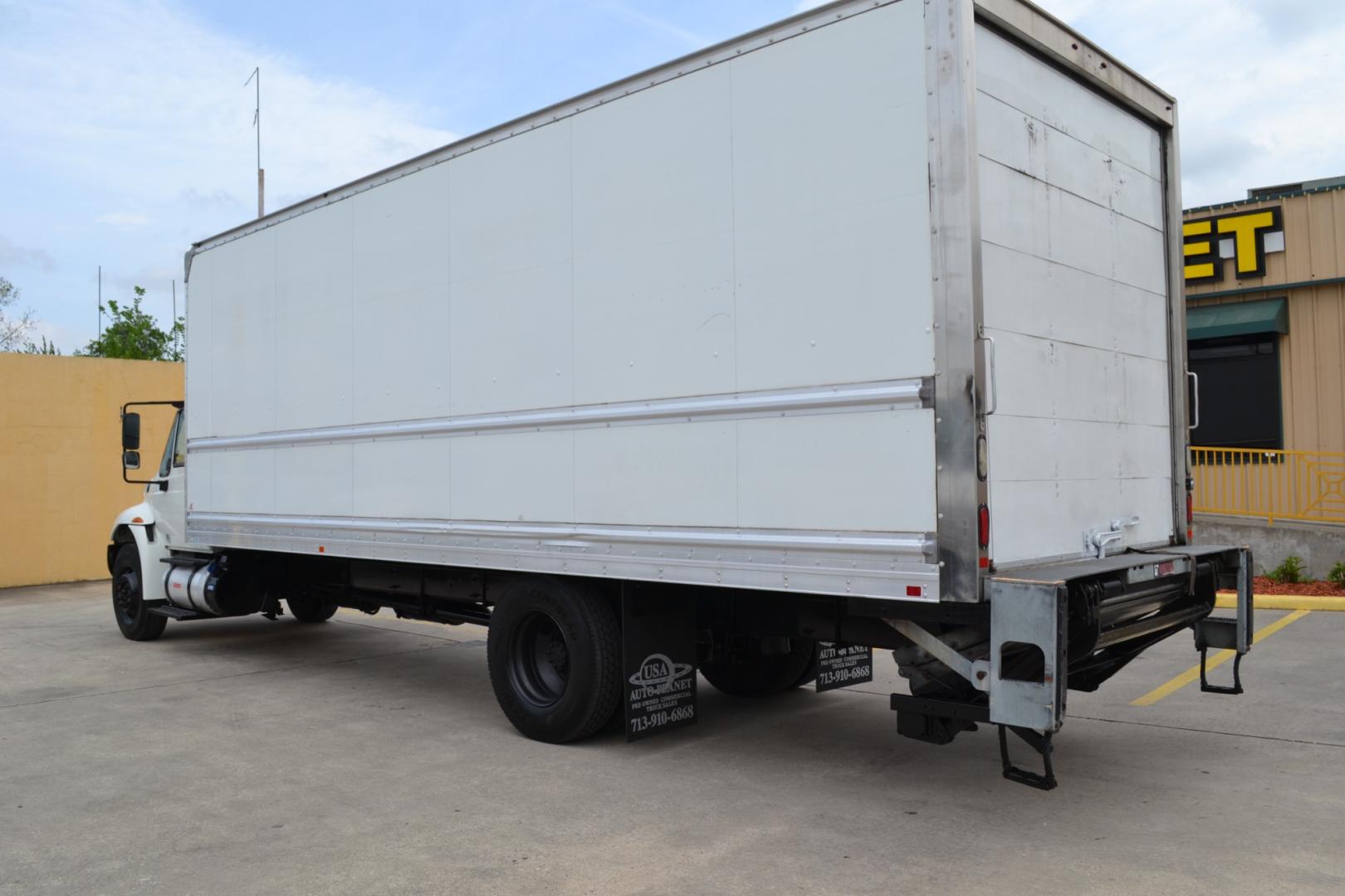 2017 WHITE /GRAY INTERNATIONAL 4300 with an CUMMINS ISB 6.7L 240HP engine, EATON FULLER PROCISION AUTOMATIC transmission, located at 9172 North Fwy, Houston, TX, 77037, (713) 910-6868, 29.887470, -95.411903 - Photo#6